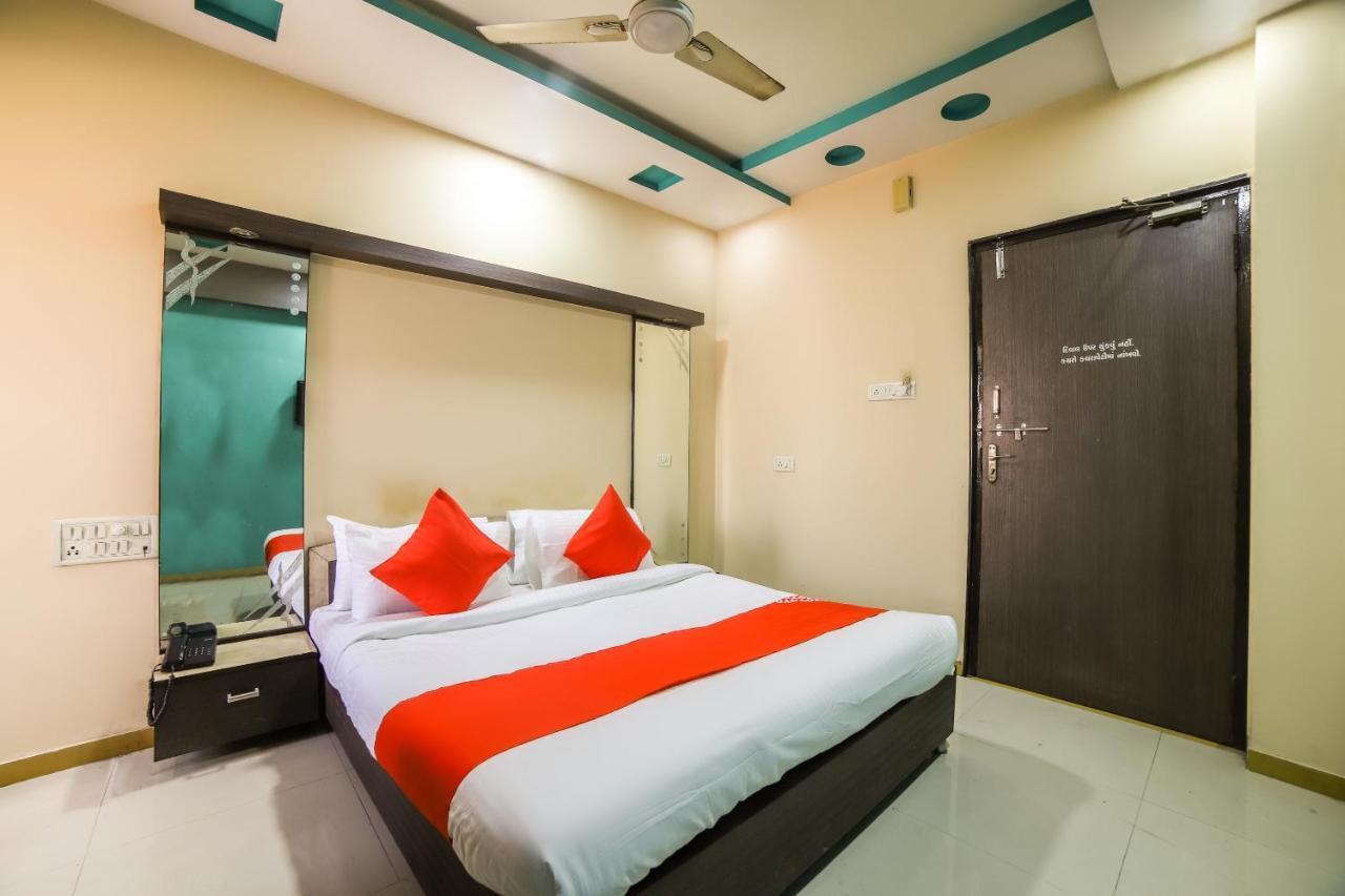 Oyo 69877 Hotel Sarthi Residency Ahmedabad Exterior photo