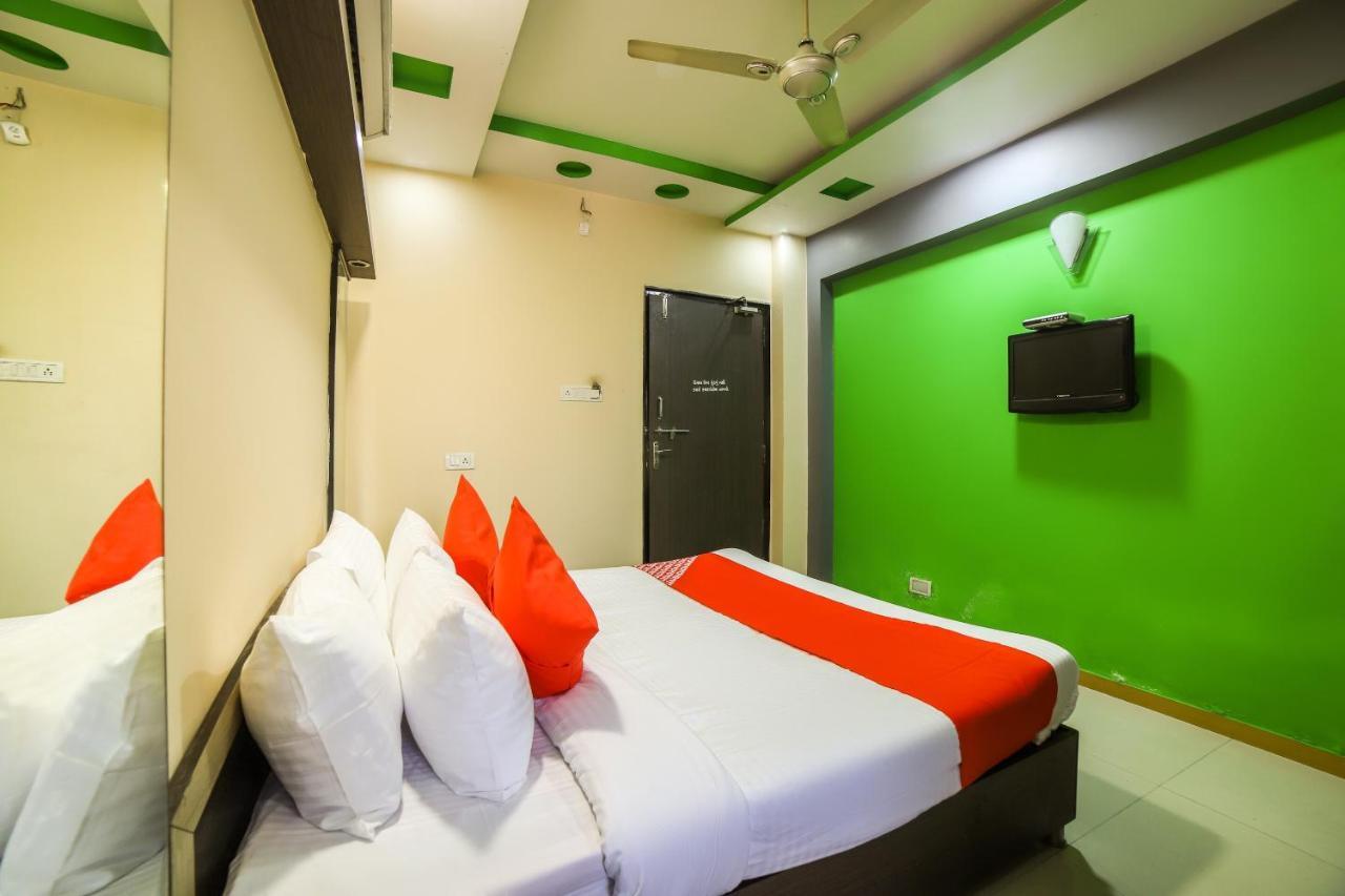 Oyo 69877 Hotel Sarthi Residency Ahmedabad Exterior photo